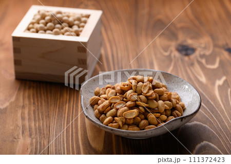 そのまま食べられて栄養たっぷり ドライ納豆 (木目背景) 乾燥納豆 そのまま食べられて栄養たっぷり ドライ納豆 (木目背景) 乾燥納豆 111372423