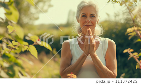 調和と健康、静かな環境でライフをエンジョイしているシニア世代。アクティブシニアのイメージ。 111372425