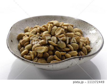 そのまま食べられて栄養たっぷり ドライ納豆 （白背景） 111372449