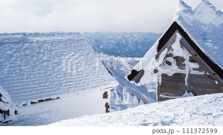 冬晴れの森吉山　避難小屋と森吉神社　 111372599