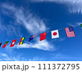 晴天の運動会の万国旗1 111372795