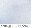 白いざらざらした壁 111372816
