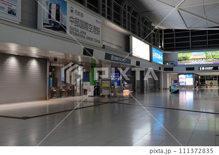 無人掃除機が走る真夜中の中部国際空港駅前(セントレア) 無人掃除機が走る真夜中の中部国際空港駅前(セントレア) 111372835