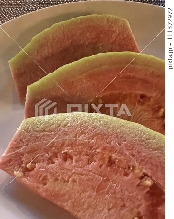 カットされたグアバ カットされたグアバ 111372972