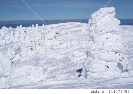 快晴の森吉山冬景色　秋田県 111373495