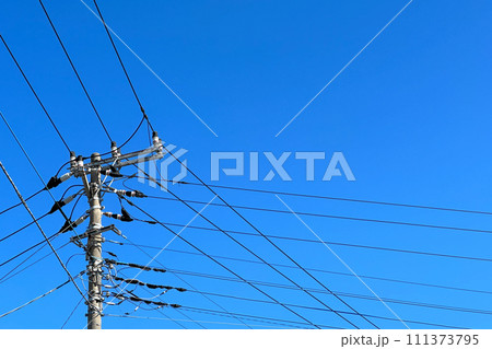 晴れた日の青空と電信柱 晴れた日の青空と電信柱 111373795