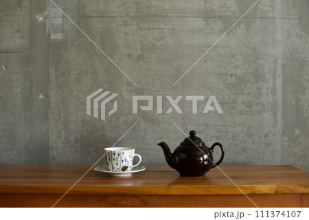 ティーポットとカップアンドソーサー ティーポットとカップアンドソーサー 111374107