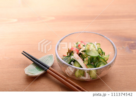 小鉢に盛り付けた胡瓜の酢の物 小鉢に盛り付けた胡瓜の酢の物 111374542