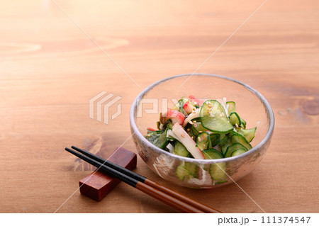小鉢に盛り付けた胡瓜の酢の物 小鉢に盛り付けた胡瓜の酢の物 111374547