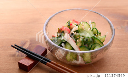 小鉢に盛り付けた胡瓜の酢の物 111374549