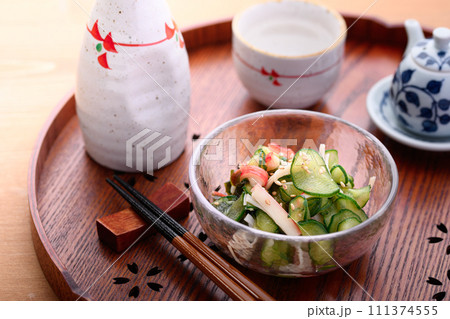 胡瓜の酢の物と日本酒 胡瓜の酢の物と日本酒 111374555