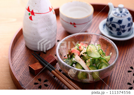 胡瓜の酢の物と日本酒 胡瓜の酢の物と日本酒 111374556