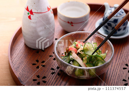 胡瓜の酢の物と日本酒 胡瓜の酢の物と日本酒 111374557