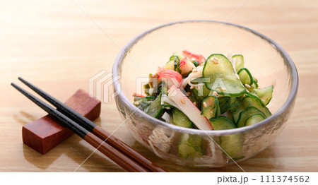 小鉢に盛り付けた胡瓜の酢の物 111374562