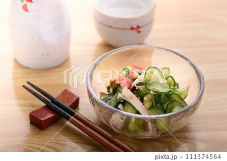 小鉢に盛り付けた胡瓜の酢の物と熱燗 111374564