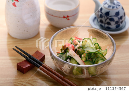 きゅうりの酢の物と熱燗 111374567