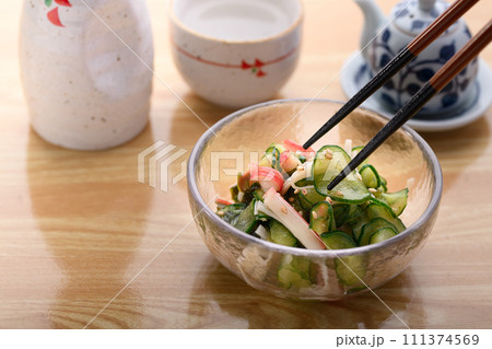 きゅうりの酢の物と熱燗 111374569