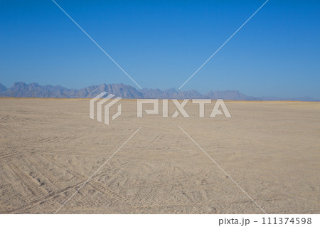 Horizon of sandy desert Horizon of sandy desert 111374598
