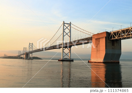 【香川県】夕暮れ時の瀬戸大橋記念公園から見た瀬戸大橋 【香川県】夕暮れ時の瀬戸大橋記念公園から見た瀬戸大橋 111374865