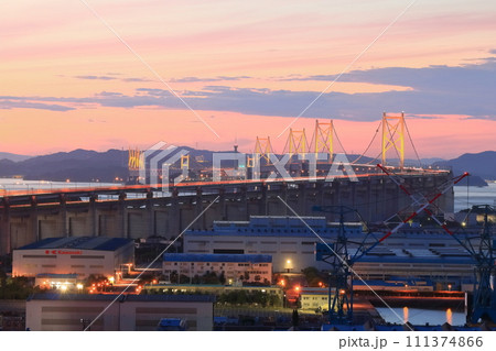 【香川県】夕暮れ時の聖通寺山展望台から見た瀬戸大橋（ライトアップ）と番の州工業地帯 111374866