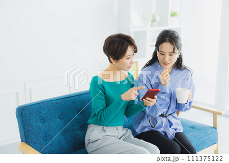 スマホを見る2人の女性 スマホを見る2人の女性 111375122