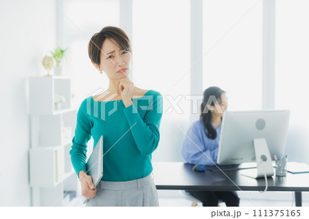 オフィスのビジネスウーマン 111375165