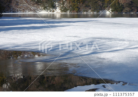 冬晴れの奥日光湯の湖。白い雪面が目に眩しい。穏やかな冬のひとときを過ごした。 111375357