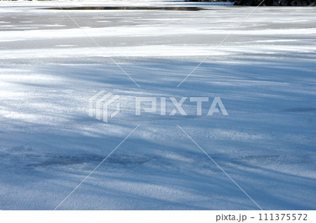 冬晴れの奥日光の雪原、スノーシューを付けてハイキングだ。白い雪が目に眩しい。 冬晴れの奥日光の雪原、スノーシューを付けてハイキングだ。白い雪が目に眩しい。 111375572
