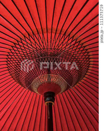 赤い番傘の内側 111375719