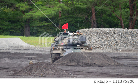 弾薬を装填した陸上自衛隊評価支援隊74式戦車 弾薬を装填した陸上自衛隊評価支援隊74式戦車 111375800