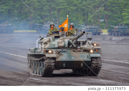 行進する陸上自衛隊戦車教導隊の74式戦車 111375973