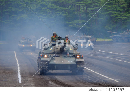 行進する陸上自衛隊戦車教導隊の74式戦車 111375974