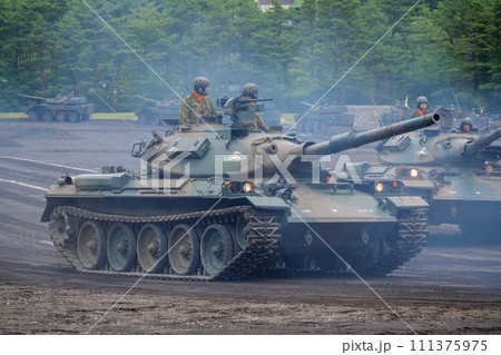 行進する陸上自衛隊戦車教導隊の74式戦車 111375975