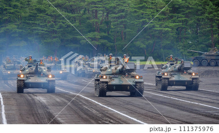 行進する陸上自衛隊戦車教導隊の74式戦車 111375976