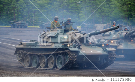 行進する陸上自衛隊戦車教導隊の74式戦車 111375980
