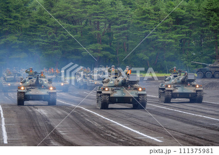 行進する陸上自衛隊戦車教導隊の74式戦車 111375981