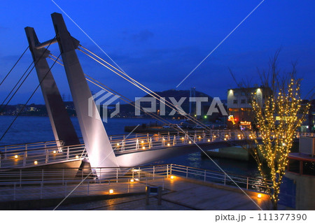 夕暮れの門司港レトロ風景 111377390