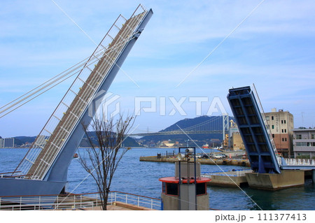 ブルーウイングと関門橋（門司港レトロ風景） 111377413