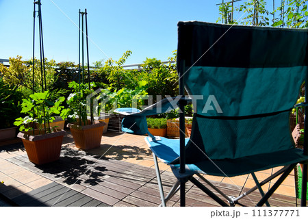 マンションのグリーンガーデン ルーフバルコニーにキャンプ用アウトドアチェアでリラックスタイム マンションのグリーンガーデン ルーフバルコニーにキャンプ用アウトドアチェアでリラックスタイム 111377771