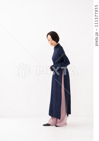 アオザイを着た女性　全身 111377855