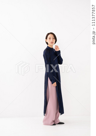 アオザイを着た女性　全身 111377857