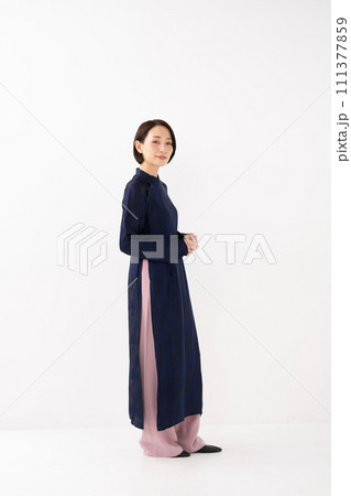 アオザイを着た女性　全身 111377859