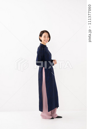 アオザイを着た女性　全身 111377860