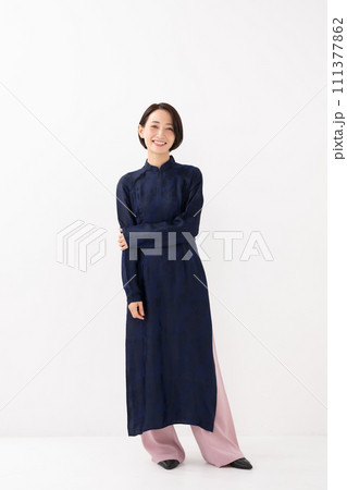 アオザイを着た女性　全身 111377862