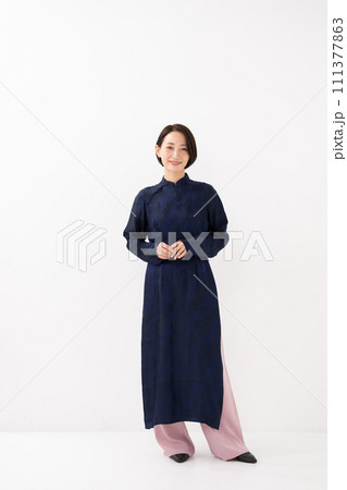 アオザイを着た女性　全身 111377863
