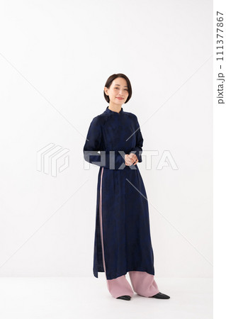 アオザイを着た女性　全身 111377867