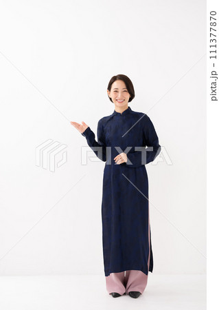 アオザイを着た女性　手かざし 111377870