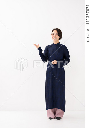 アオザイを着た女性　手かざし 111377871