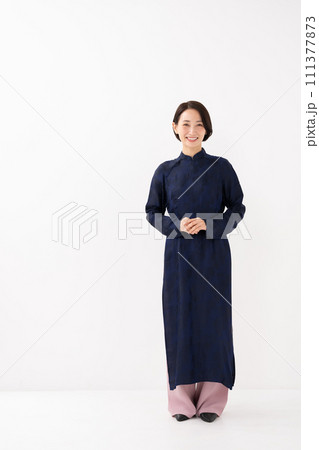 アオザイを着た女性 全身 アオザイを着た女性 全身 111377873