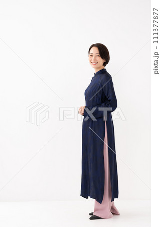 アオザイを着た女性　全身 111377877